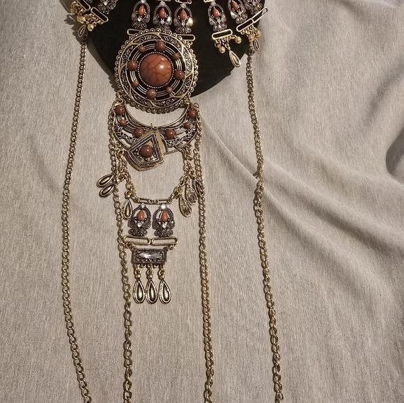 Unbelievably elegant statement necklace - Picture 3 of 10